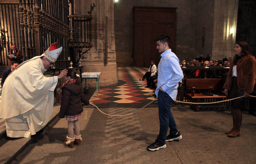 Alumnos y exalumnos, ayer dutante la misa en la Catedral.