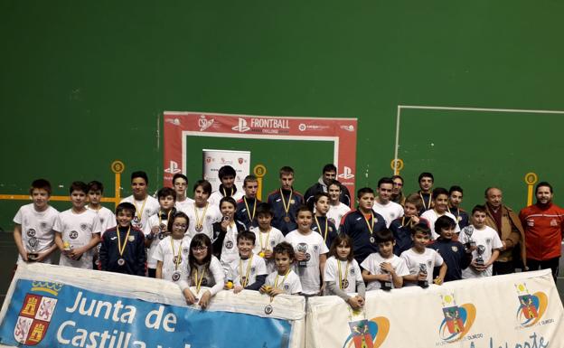 Foto de familia con los premiados. 