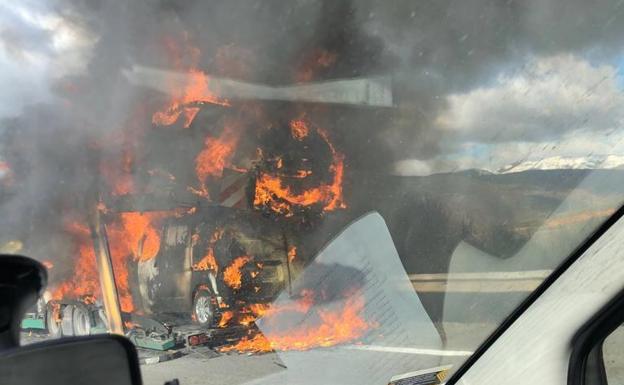 Imagen del camión ardiendo.