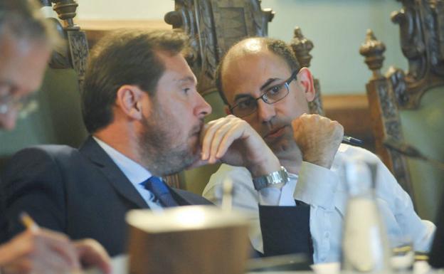 Luis Vélez junto al alcalde, Óscar Purente durante un pleno. 