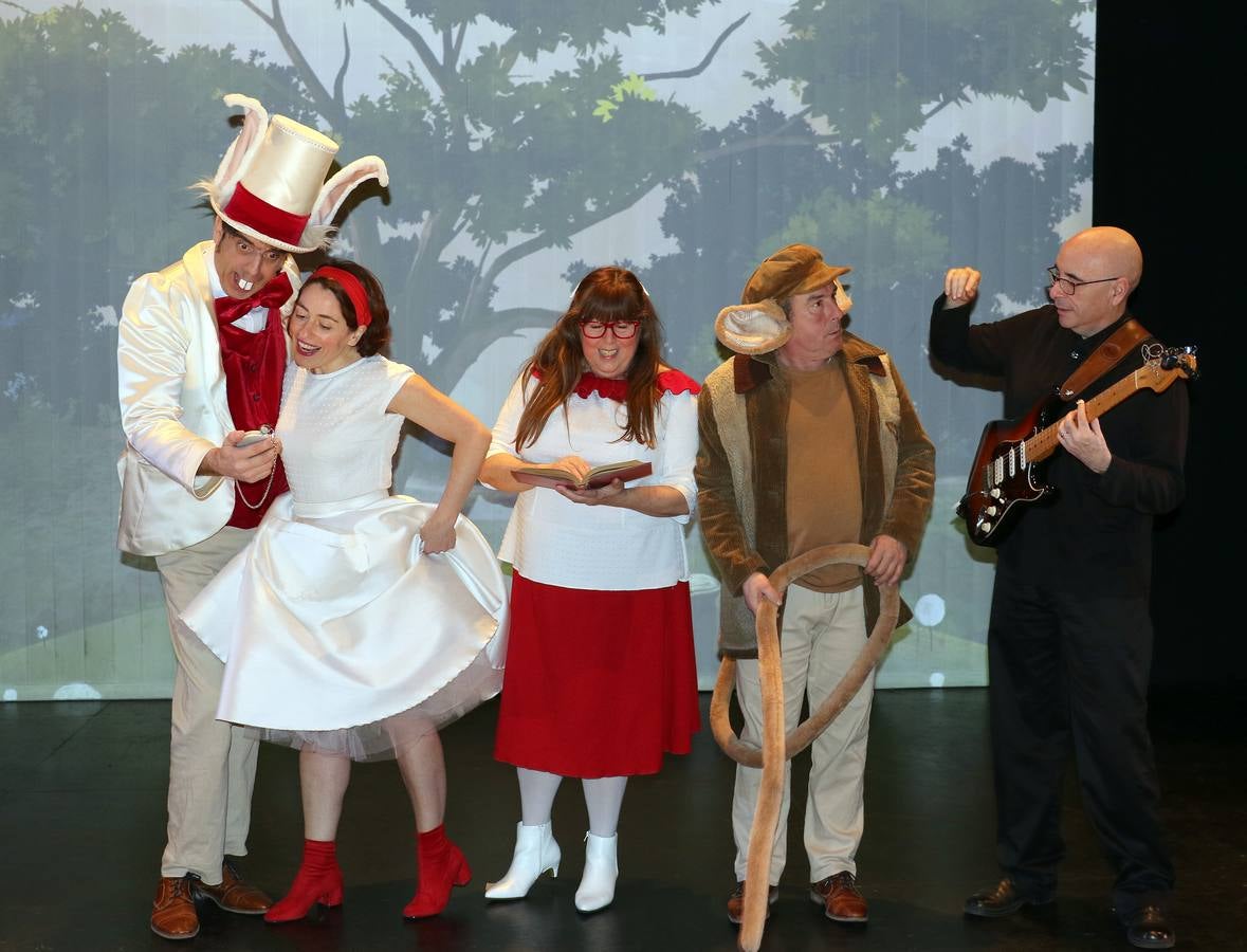 El clásico de Lewis Carrol es la última propuesta para público familiar de la compañía vallisoletana que estrena este domingo en la sala Concha Velasco