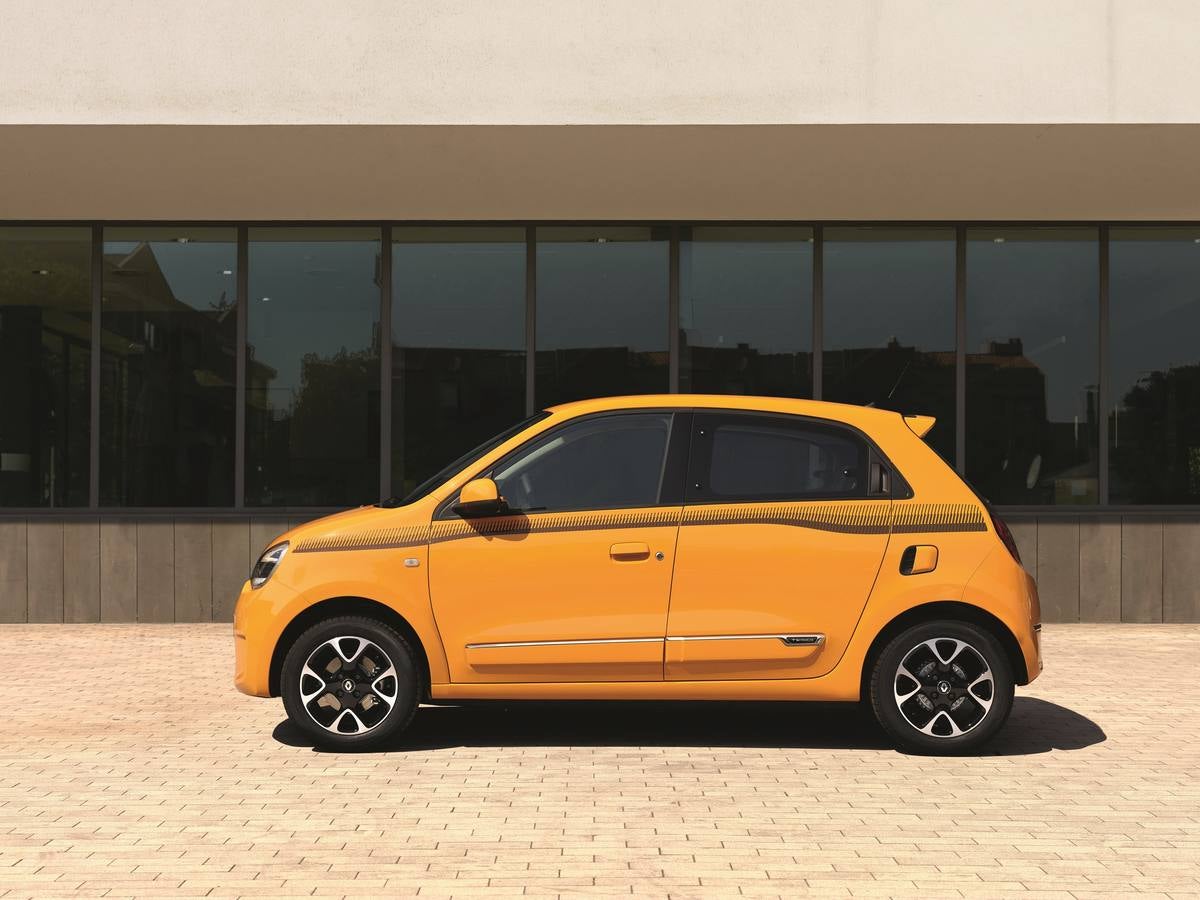 Renault acaba de mostrar las primeras imágenes del nuevo Twingo, un modelo que mantiene la imagen joven de la generación anterior aunque se renueva con cambios estéticos, de personalización y mejora la conectividad.