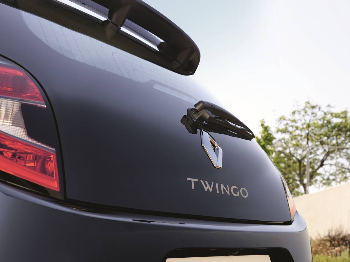 Renault acaba de mostrar las primeras imágenes del nuevo Twingo, un modelo que mantiene la imagen joven de la generación anterior aunque se renueva con cambios estéticos, de personalización y mejora la conectividad.