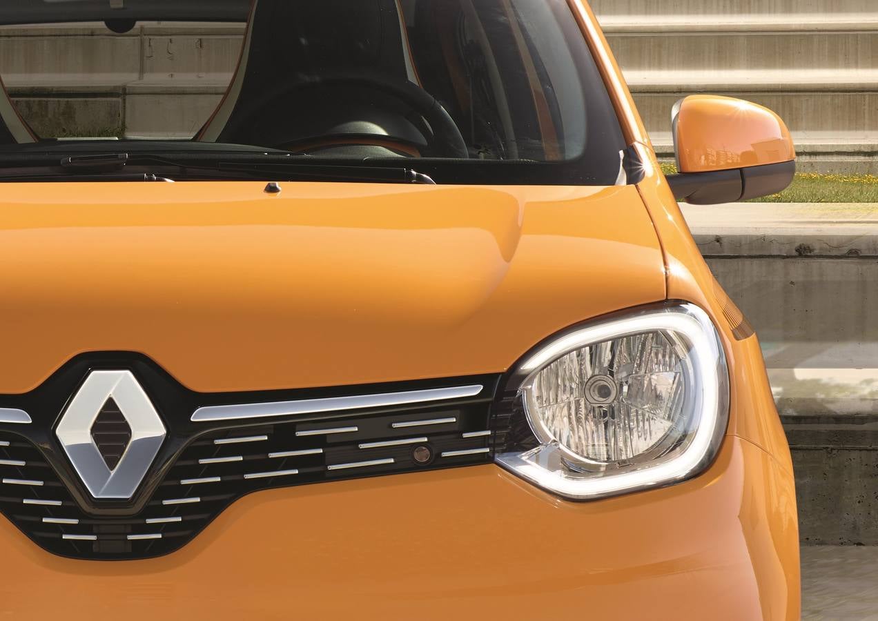 Renault acaba de mostrar las primeras imágenes del nuevo Twingo, un modelo que mantiene la imagen joven de la generación anterior aunque se renueva con cambios estéticos, de personalización y mejora la conectividad.