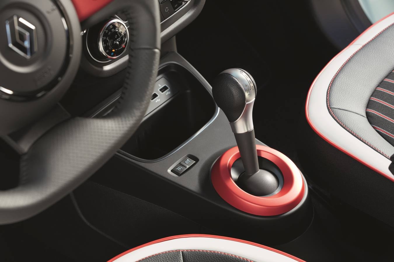 Renault acaba de mostrar las primeras imágenes del nuevo Twingo, un modelo que mantiene la imagen joven de la generación anterior aunque se renueva con cambios estéticos, de personalización y mejora la conectividad.