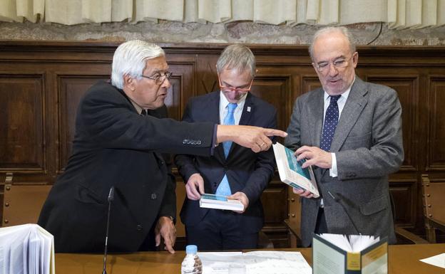 El director de la RAE, junto al rector de la USAL y el director del Instituto de Derecho Administrativo. 