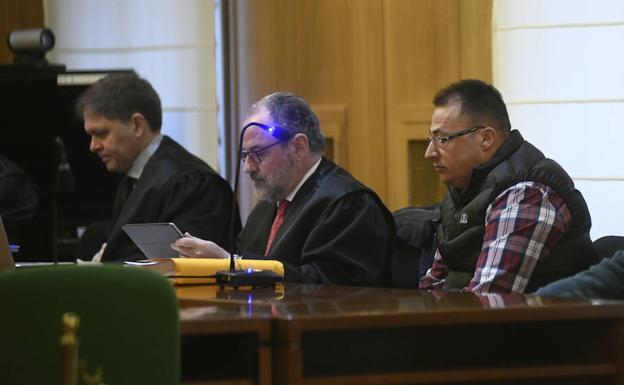El acusado del crimen de Sebitas, Tomás Alonso (d), junto a su abogado Jesús Verdugo. 