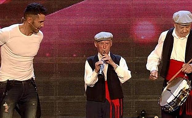 Jesús Vázquez observa la actuación de Serafín Vaquerizo, de 93 años, y Santiago Matey, de 74. 