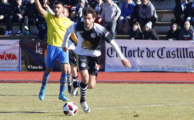 Guille Andrés se interna en el área en el partido ante Las Palmas Atlético.