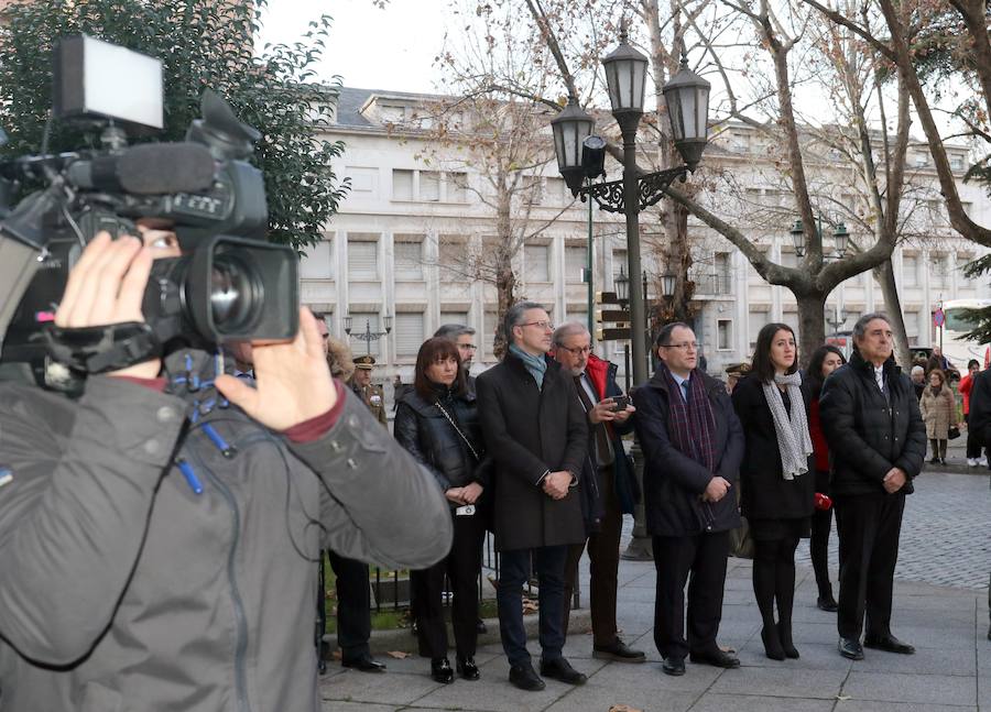 El Ejército de Tierra dedicó hoy su arriado solemne a los medios de comunicación con motivo de su patrón, San Francisco de Sales, que se celebra mañana, 24 de enero
