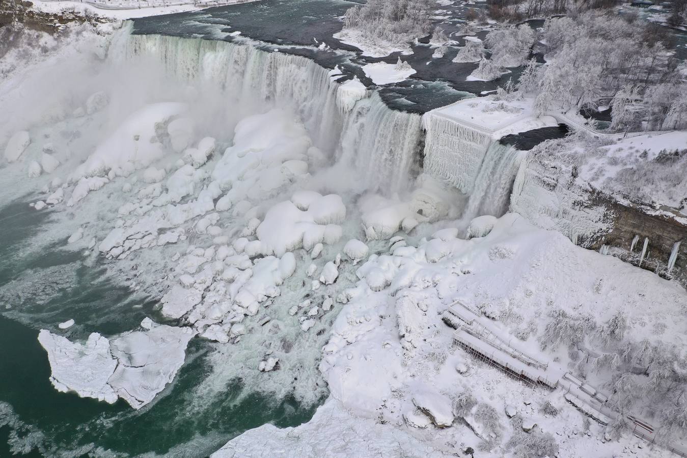 La ola de frío que arrasa la costa oeste de América ha hecho que los termómetros se desplomen hasta los 20 grados bajo cero dejando este impresioante paisaje polar