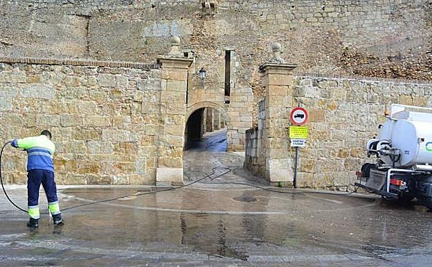 Un trabajador del servicio desarrolla su tarea en la zona de la Colada. 