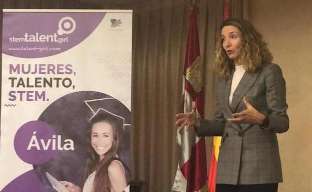 La consejera Alicia García, en una de las sesiones de mentorización del programa STEM Talent Girl.