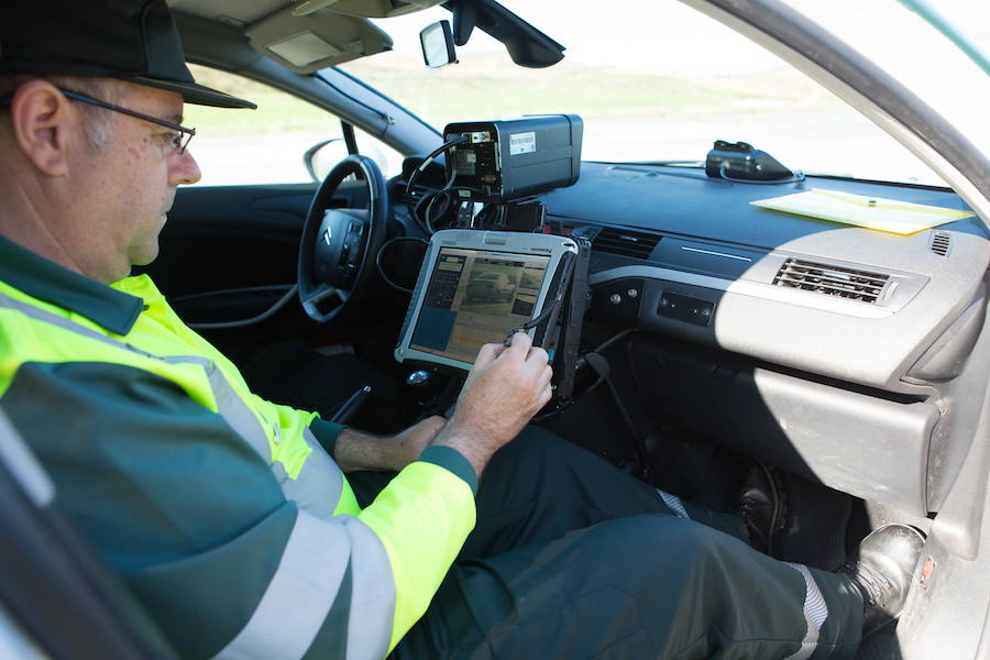 Un guardia civil de la Agrupación de Tráfico opera un rádar de velocidad.