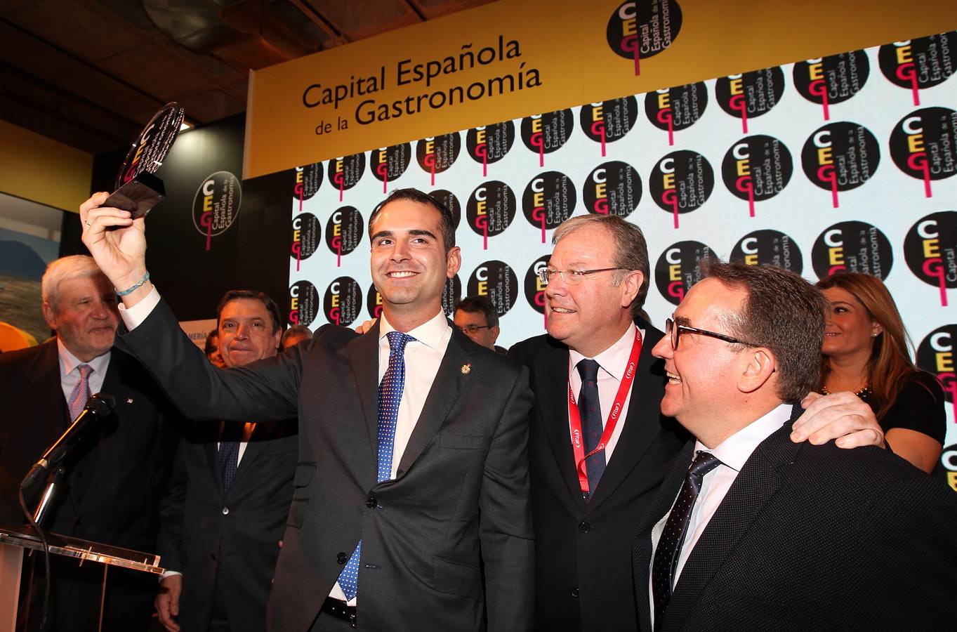 El alcalde de León, Antonio Silvan, da el relevo al regidor de Almería de la Capitalidad Gastronómica.