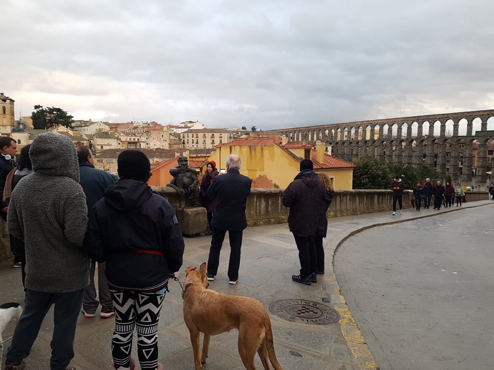 Colas para fotografiarse con la escultura.