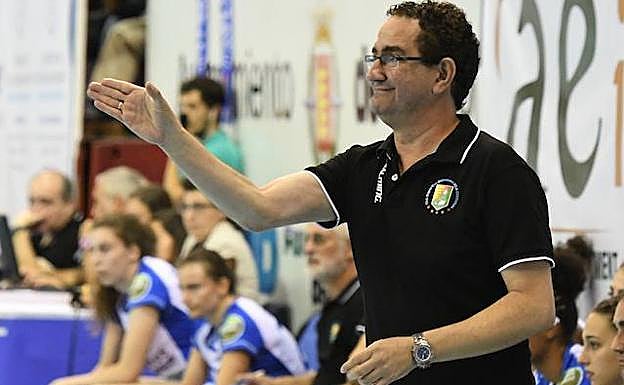 Peñas da instrucciones durante un partido. 