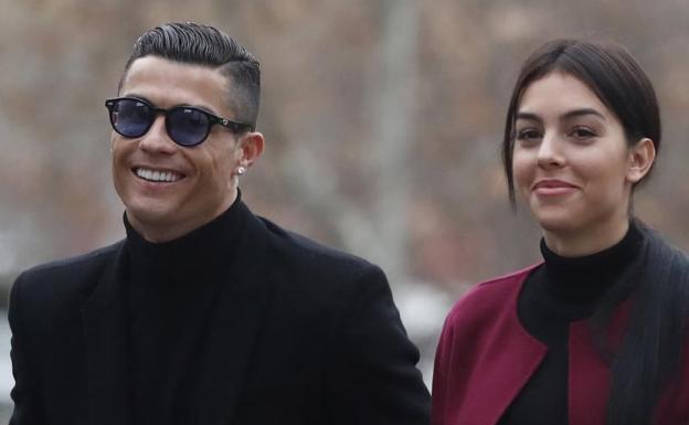 Cristiano Ronaldo y su novia Georgina, a la salida de la Audiencia de Madrid. 