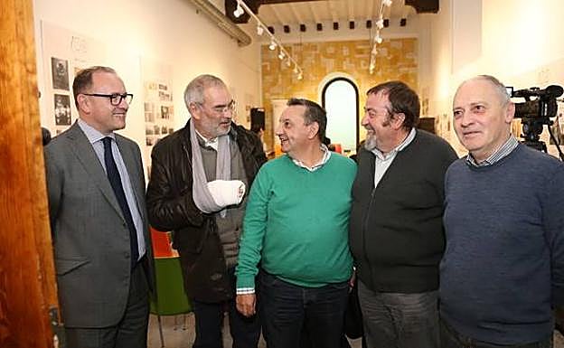 Gerardo Gutiérrez (izquierda), junto a dirigentes del sindicato UGT. 