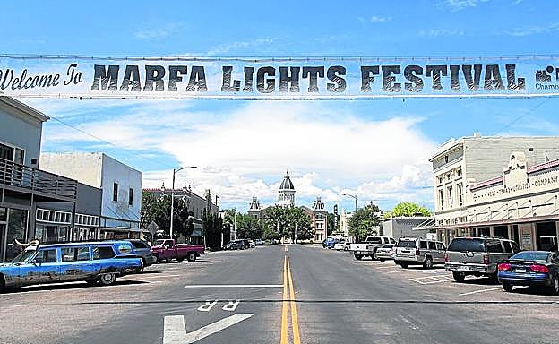 La localidad texana ha convertido sus luces en una rentable atracción turística. 