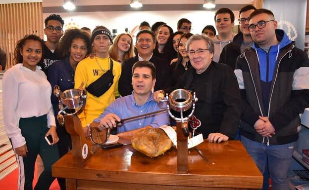 Jesús Merino y Sergio Martín junto a los alumnos que participaron en la master class sobre jamón.