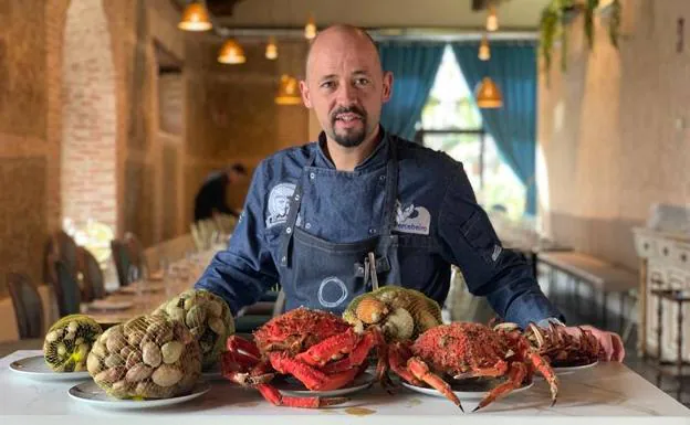 El chef Iñaki Bretal del restaurante Eirado da Leña, en Pontevedra. ÁNGEL MORETÓN