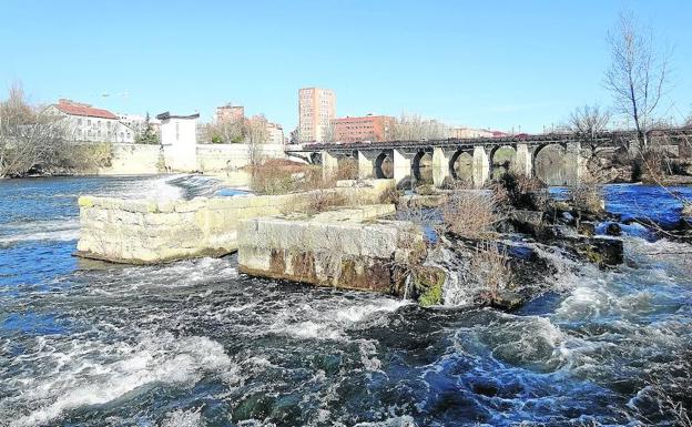 Restos visibles de las aceñas (siglo XIII), situadas aguas abajo del Puente Mayor. Arriba, plano aéreo del yacimiento arqueológico.