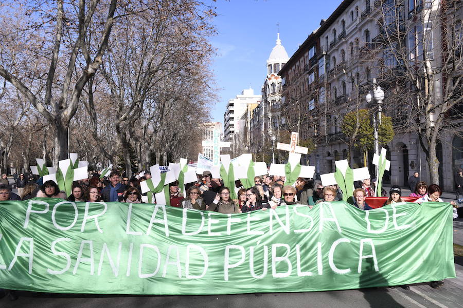 Fotos: Manifestación en Valladolid en defensa de la sanidad pública de Castilla y León