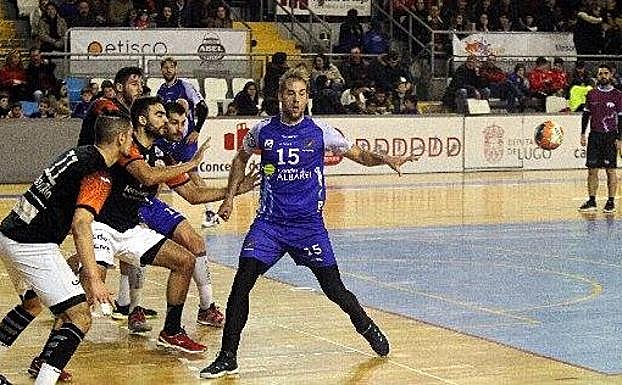 Cutura pasa hacia atrás ante la defensa firme del Recoletas. 