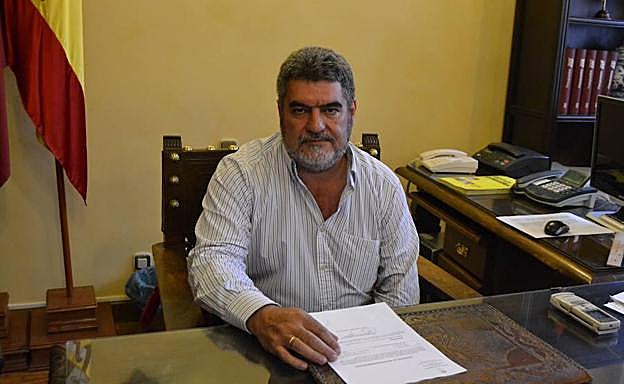 Juan Tomás Muñoz en su despacho de la alcaldía de Ciudad Rodrigo.