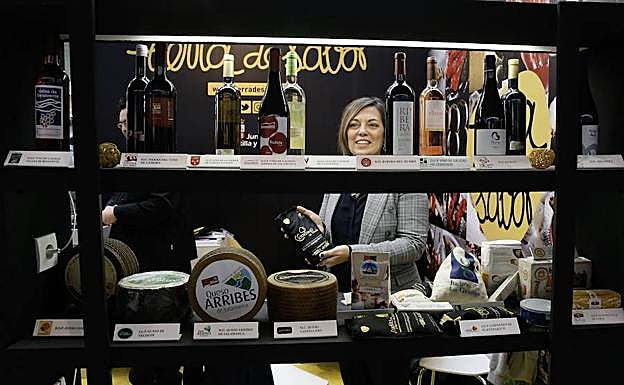 La consejera de Agricultura, Milagros Marcos, en el estand de Tierra de Sabor. 
