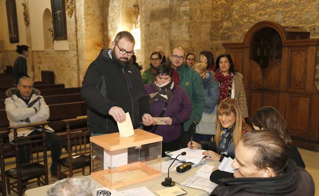 Los cofrades de la Soledad se disponen a votar.