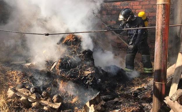Los Bomberos de la Diputación intervienen en el incedio de un merendero en Bolaños de Campos. 
