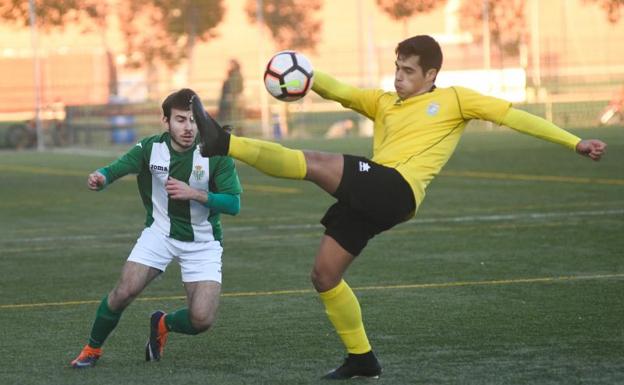 Uno de los intensos lances que hubo en el partido