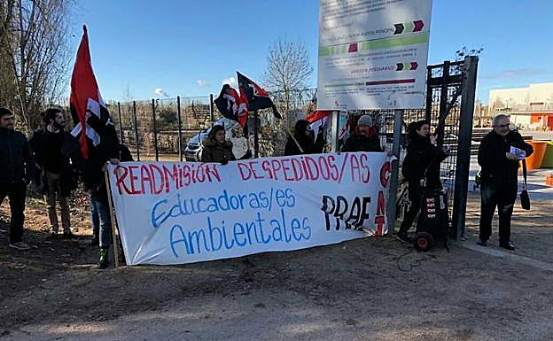 Protesta de la CNT a las puertas del PRAE.