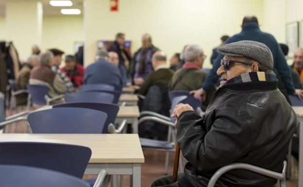 Un hombre, en la cafetería del Centro de Mayores de Rondilla. 