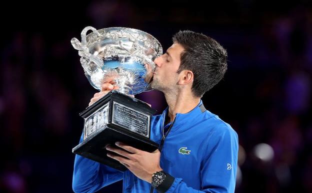 Djokovic besa su séptimo trofeo del Abierto de Australia. 