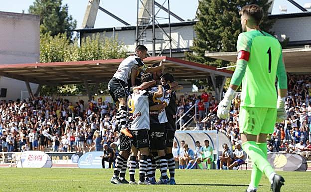 Los jugadores de Unionistas celebran el tanto de Ribelles en la primera vuelta ante el Atlético B.