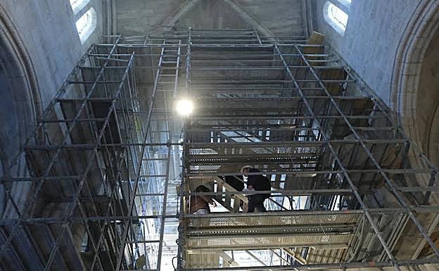Imagen principal - Los trabajos se centran ahora en el coro y la parte trasera del crucero, una vez limpia la piedra del altar y las ábsides. 