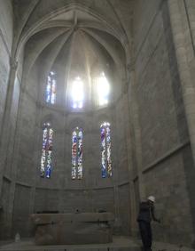 Imagen secundaria 2 - Los trabajos se centran ahora en el coro y la parte trasera del crucero, una vez limpia la piedra del altar y las ábsides. 