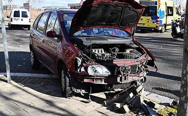 Imagen principal - Una mujer de 46, herida en un accidente de tráfico ocurrido en la tarde de este lunes en la Avenida Santander de Valladolid. 