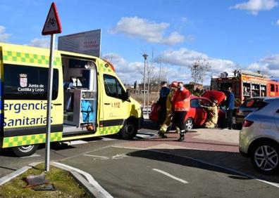 Imagen secundaria 1 - Una mujer de 46, herida en un accidente de tráfico ocurrido en la tarde de este lunes en la Avenida Santander de Valladolid. 