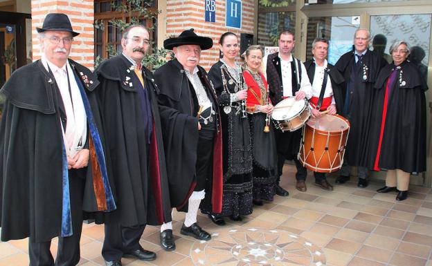 Algunos de los asistentes a los actos que han tenido lugar con motivo de la fiesta anual de los Amigos de la Capa Española.