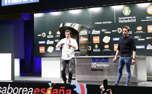 Eneko Atxa junto a Xabi Uribe-Etxeberria en el escenario de Madrid Fusión.