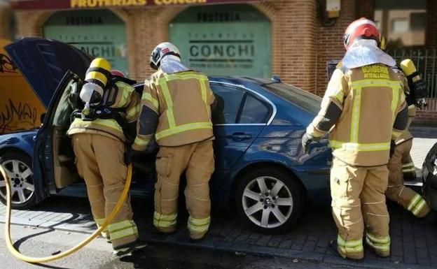 Los Bomberos de Valladolid intervienen en el incendio de un vehículo estacionado en la calle Doctor Montero de Valladolid. 