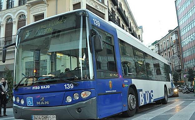 Un autobús de AUVASA a su paso por la calle Cluadio Moyano. 