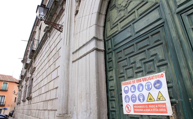 Cartel de obras en la puerta del Palacio Episcopal de Segovia.