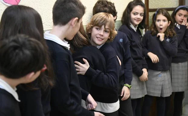 Los niños se abrazan en la celebración en el colegio Agustinas de la capital vallisoletana