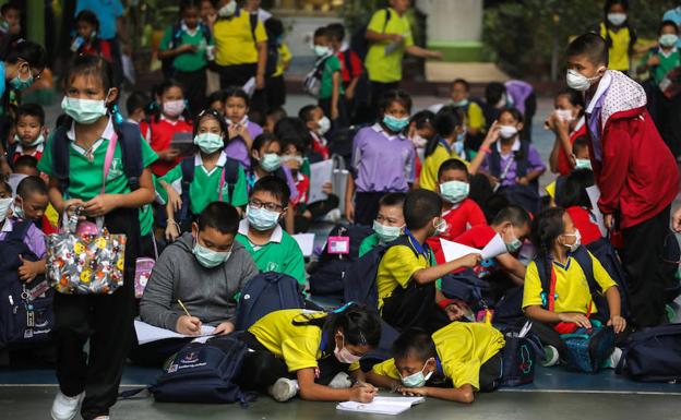Los estudiantes de una escuela de Bangkok se protegen de la contaminación con mascarillas.