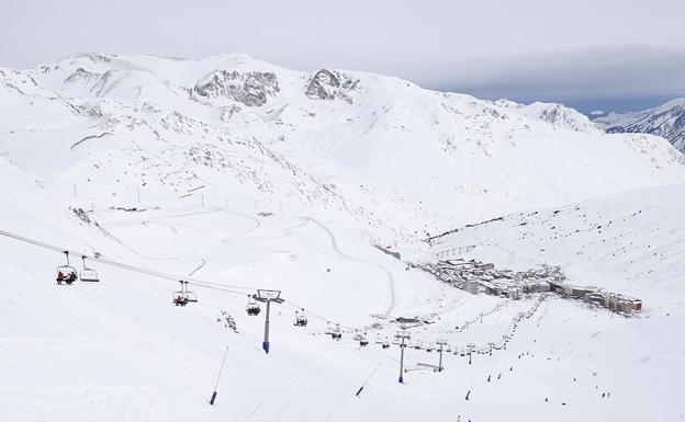 La nieve caída permite a la estación del Principado ofrecer su mejor cara de la temporada